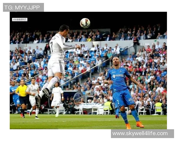 尤文图斯主场狂胜AC米兰，C罗梅开二度助力球队称霸